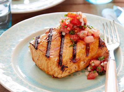 Лосось на гриле с хересно-уксусно-медовой глазурью и острым томатным соусом