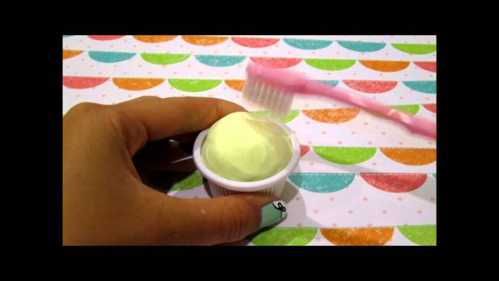 Enjoy! This DIY kawaii cupcake photo holder would be an adorable gift for a friend if you add a cute photo to the top! It's also simple to make, and a lot of fun too!